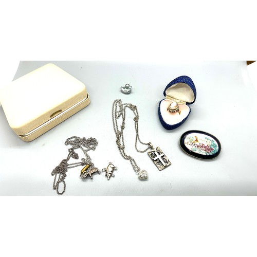 524 - Selection of silver and white metal jewellery includes ring, silver backed brooch etc