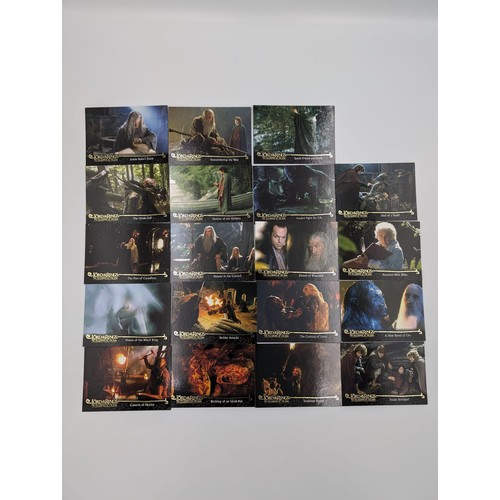 580 - Presenting the Lord of the Rings trilogy Topps trading cards spanning all three films. This lot guar... 