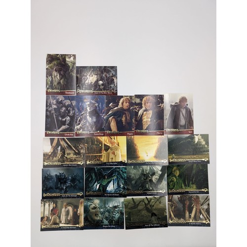 580 - Presenting the Lord of the Rings trilogy Topps trading cards spanning all three films. This lot guar... 