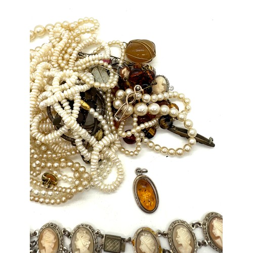 534 - Vintage costume jewellery to include pearl necklaces, tie clip, cameos etc
