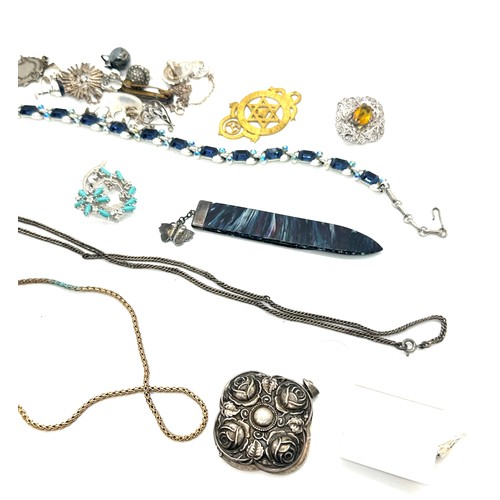 544 - Vintage costume jewellery to include silver and enamel butterfly, loose moonstones etc