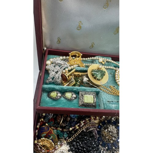 535 - Jewellery box containing vintage costume jewellery