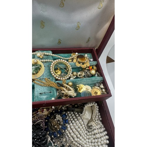 535 - Jewellery box containing vintage costume jewellery