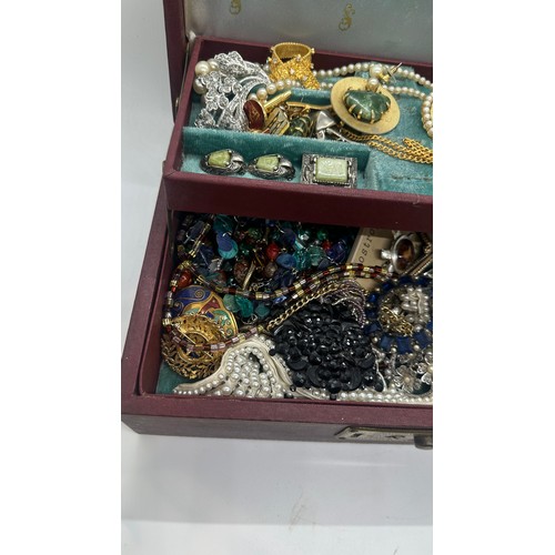 535 - Jewellery box containing vintage costume jewellery