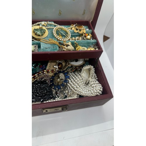 535 - Jewellery box containing vintage costume jewellery