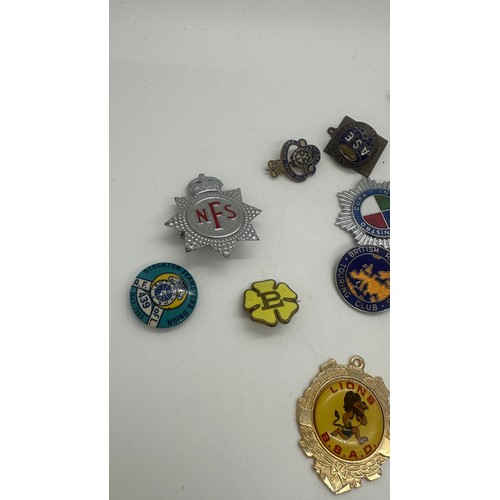 414 - Large selection of assorted pin badges