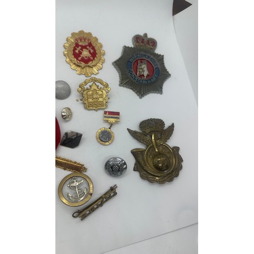 416 - Large selection of assorted cap badges etc