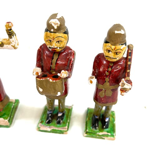 560 - Set of vintage carved figures