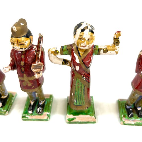 560 - Set of vintage carved figures