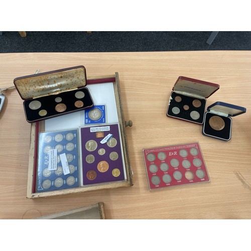 386 - Selection of cased coins includes Queen Elizebeth II Specimen set etc