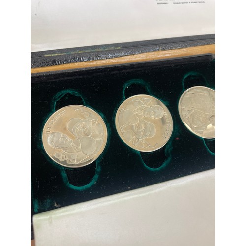 390 - Cased Medallioners coin set