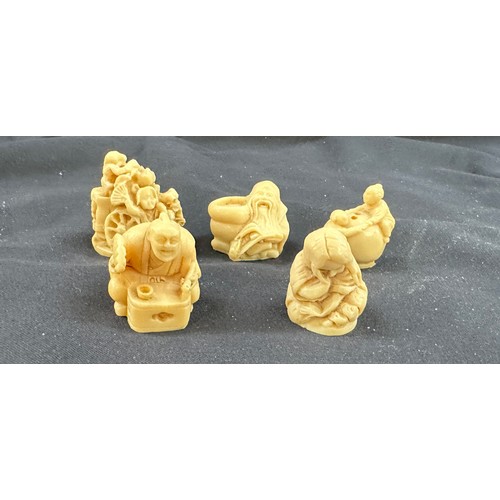 589 - Five carved Chinese netsuke's