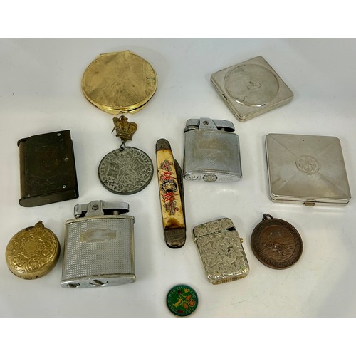 572 - selection of collectables to include compacts, vesta, lighters etc