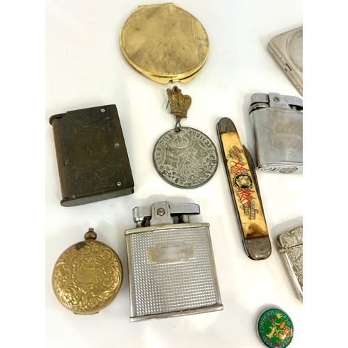 572 - selection of collectables to include compacts, vesta, lighters etc