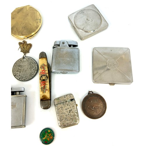 572 - selection of collectables to include compacts, vesta, lighters etc