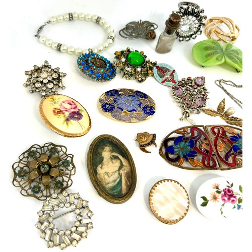 538 - Selection of vintage ladies costume jewellery to include brooches, enamel belt buckle etc