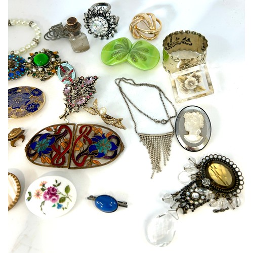 538 - Selection of vintage ladies costume jewellery to include brooches, enamel belt buckle etc