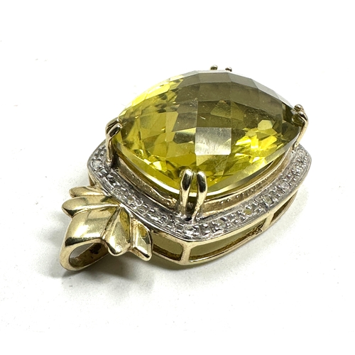 81 - 9ct gold  peridot & diamond pendant measures approx 3.1cm drop by 1.9cm wide  weight 7.5g