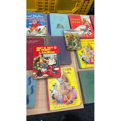 257 - Large selection of vintage Enid Blyton books to include ' The Second Holiday', ' Every day of play t... 