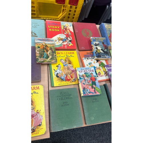 257 - Large selection of vintage Enid Blyton books to include ' The Second Holiday', ' Every day of play t... 