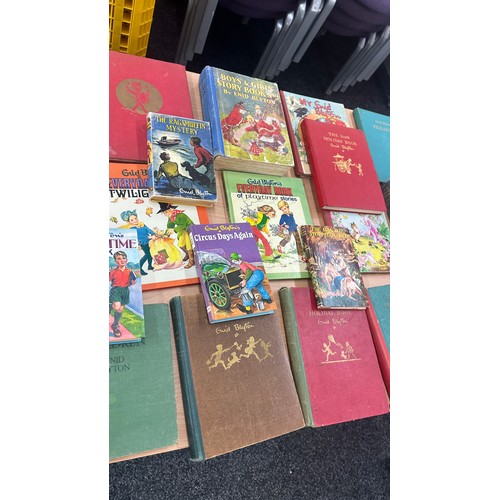 257 - Large selection of vintage Enid Blyton books to include ' The Second Holiday', ' Every day of play t... 