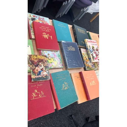 257 - Large selection of vintage Enid Blyton books to include ' The Second Holiday', ' Every day of play t... 