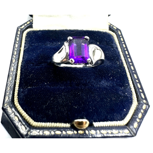 93 - 9ct white gold amethyst ring weight 2.7g