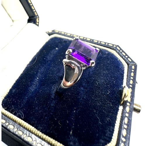 93 - 9ct white gold amethyst ring weight 2.7g