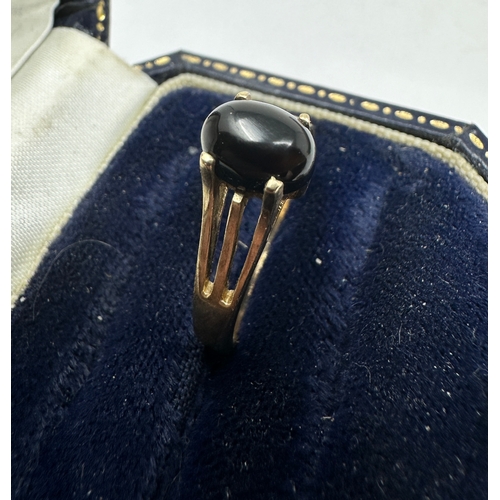 96 - 9ct gold black stone ring weight 2,5g