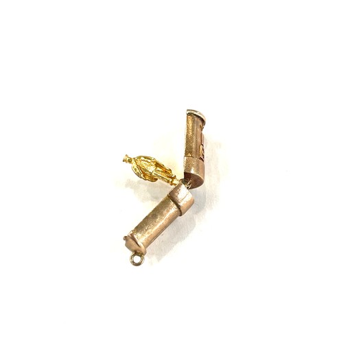 481 - Hallmarked 9ct gold ER post box charm, hinged to reveal a postman inside total weight 2.8g