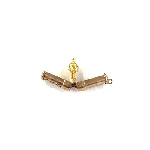 481 - Hallmarked 9ct gold ER post box charm, hinged to reveal a postman inside total weight 2.8g