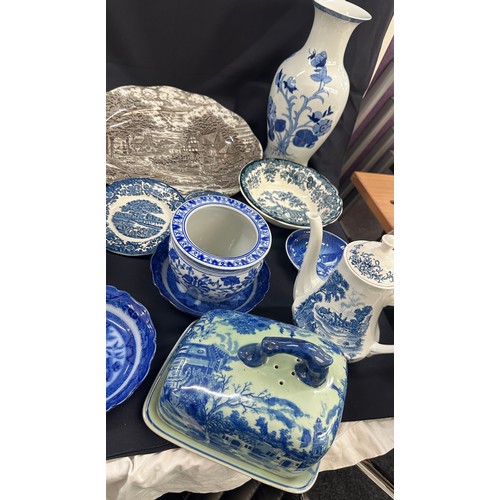 176 - Selection of blue and white pottery items to include Wedgwood plates, Royal Worcester bowl, meat pla... 