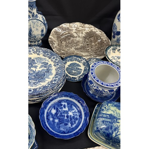 176 - Selection of blue and white pottery items to include Wedgwood plates, Royal Worcester bowl, meat pla... 