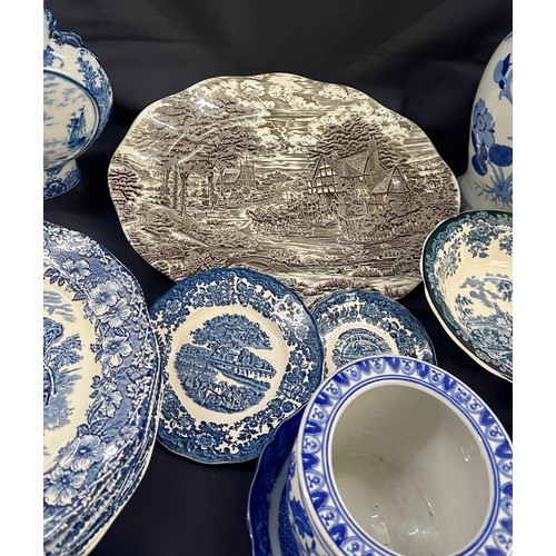 176 - Selection of blue and white pottery items to include Wedgwood plates, Royal Worcester bowl, meat pla... 