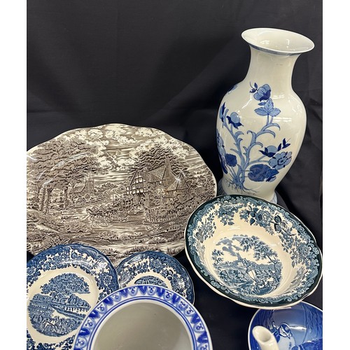 176 - Selection of blue and white pottery items to include Wedgwood plates, Royal Worcester bowl, meat pla... 