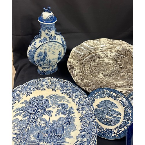 176 - Selection of blue and white pottery items to include Wedgwood plates, Royal Worcester bowl, meat pla... 