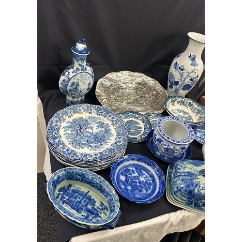 176 - Selection of blue and white pottery items to include Wedgwood plates, Royal Worcester bowl, meat pla... 