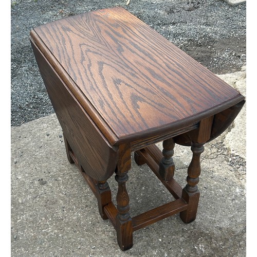 345 - small gateleg oak table, approximate measurements: Height Length 23 inches, Width with leaves 33 inc... 