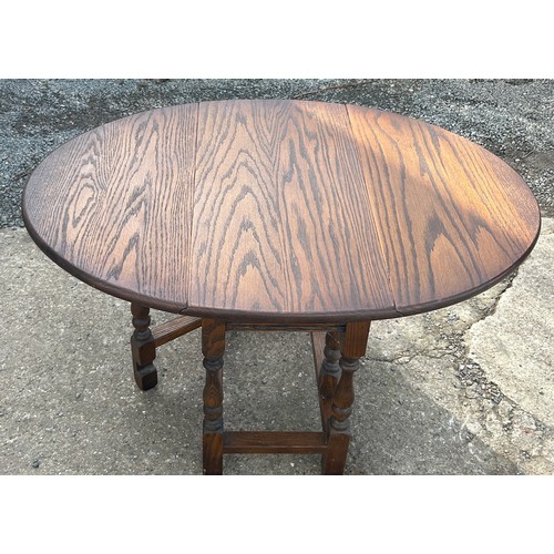 345 - small gateleg oak table, approximate measurements: Height Length 23 inches, Width with leaves 33 inc... 