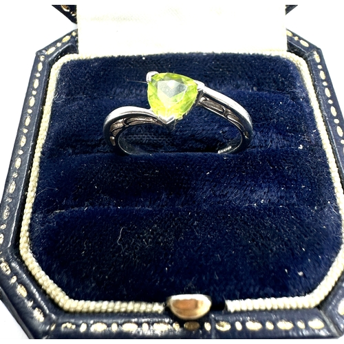 98 - 9ct white gold peridot ring weight 2.5g