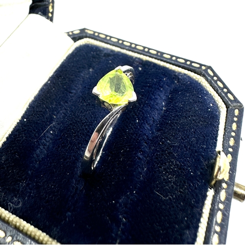 98 - 9ct white gold peridot ring weight 2.5g