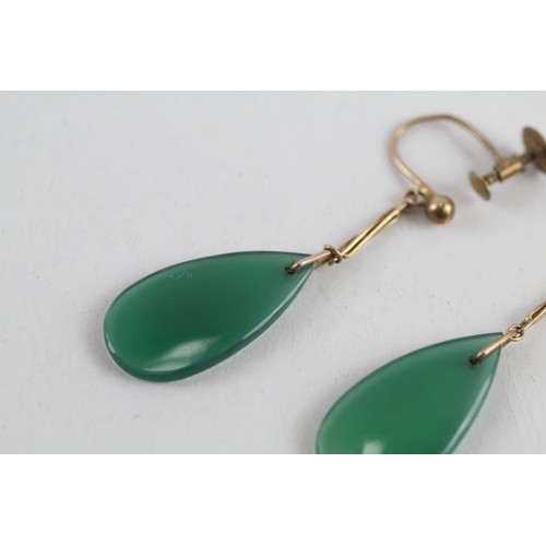 153 - 9ct gold Art Deco chrysoprase teardrop screwback earrings (2.3g)