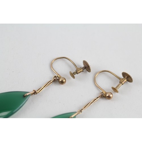 153 - 9ct gold Art Deco chrysoprase teardrop screwback earrings (2.3g)