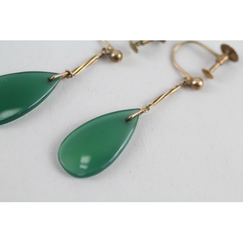 153 - 9ct gold Art Deco chrysoprase teardrop screwback earrings (2.3g)