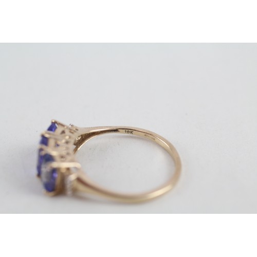 219 - 9ct gold tanzanite & diamond three stone ring (2.3g) ring size Q