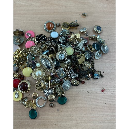 543 - Selection of costume jewellery to include brooches and clip on earrings