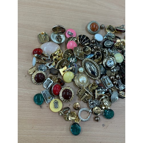 543 - Selection of costume jewellery to include brooches and clip on earrings