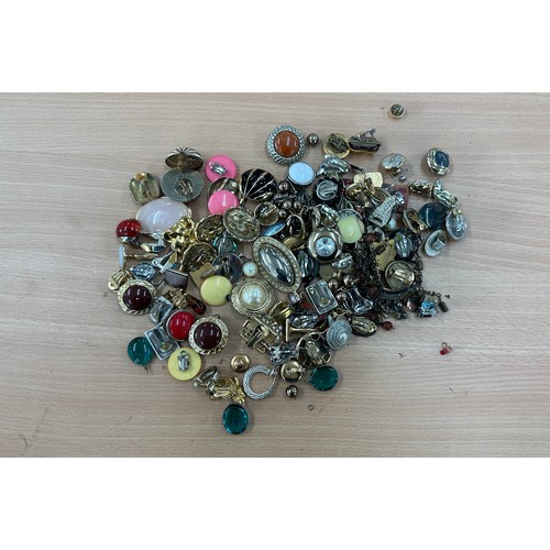 543 - Selection of costume jewellery to include brooches and clip on earrings