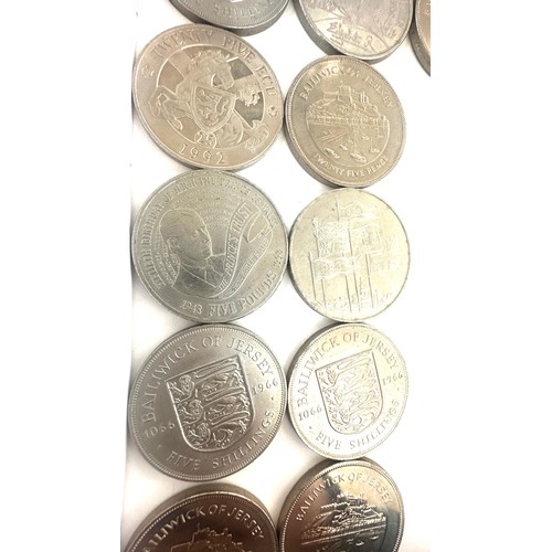 382 - Selection of assorted coins include 5 pound coins, 25 pence and 5 shillings