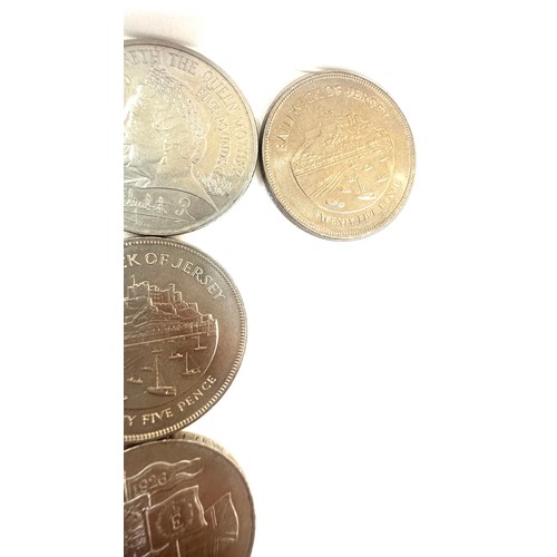 382 - Selection of assorted coins include 5 pound coins, 25 pence and 5 shillings